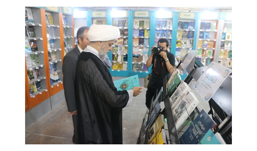بازدید دکتر شهریاری از غرفه «سازمان مطالعه و تدوین»